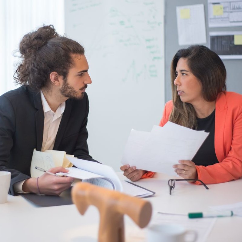 Abogados en reunión de trabajo