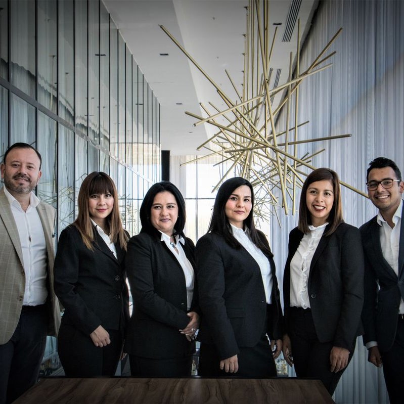 Abogados y abogadas trabajando en equipo
